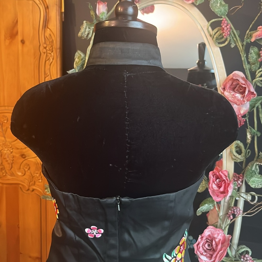 Halter dress - Picture 4 of 10